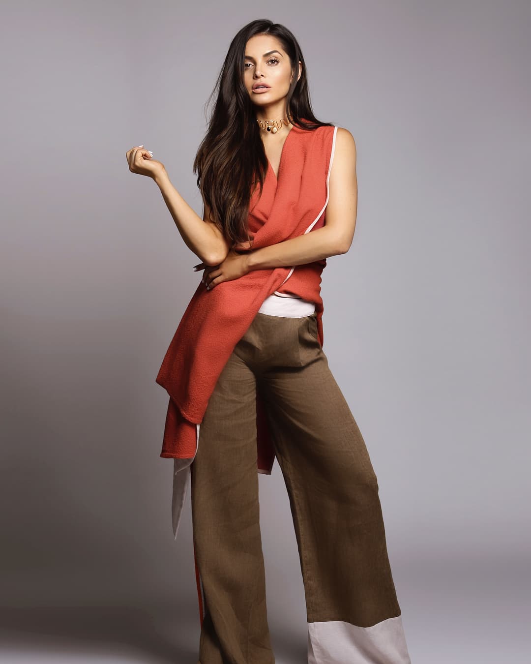 Claro que un tono más sobrio, también es opción. Marisol se deja ver con un maquillaje más tenue y look relajado