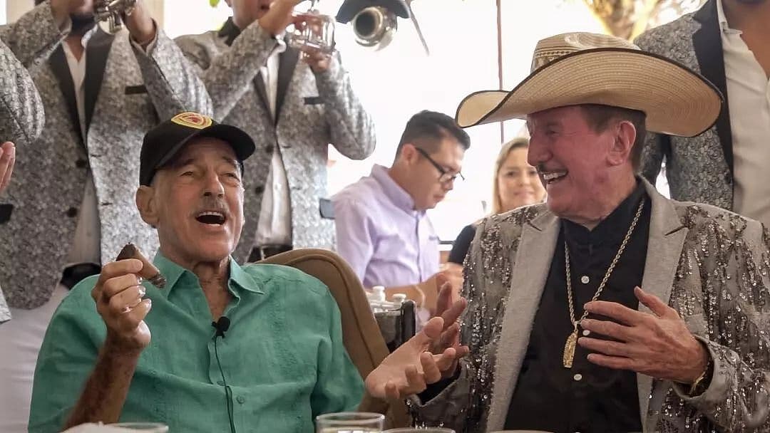 Andrés García reaparece feliz en Acapulco con banda y echando tiros