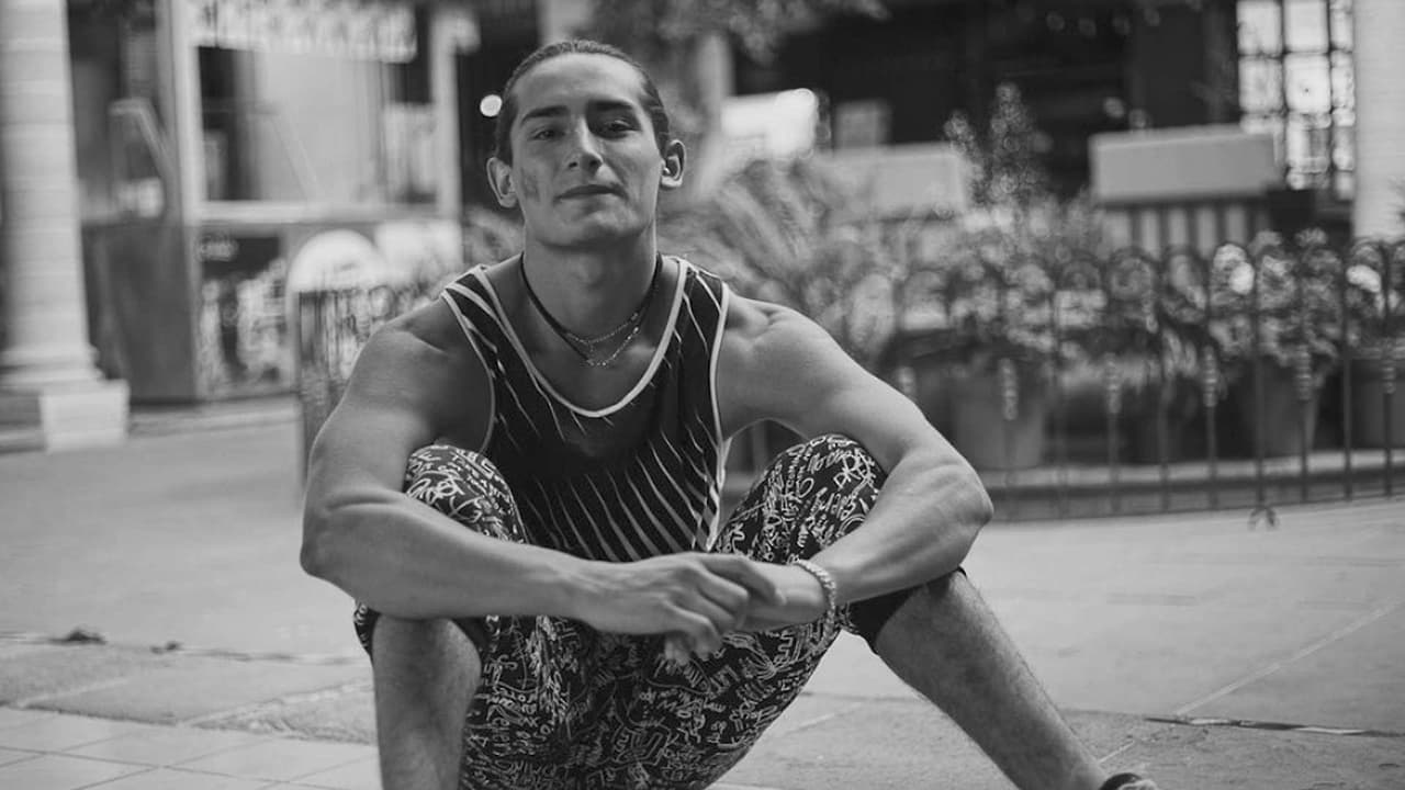 Arath de la Torre le da su ‘patadita’ de la buena suerte a Emilio Osorio pero no mide su fuerza