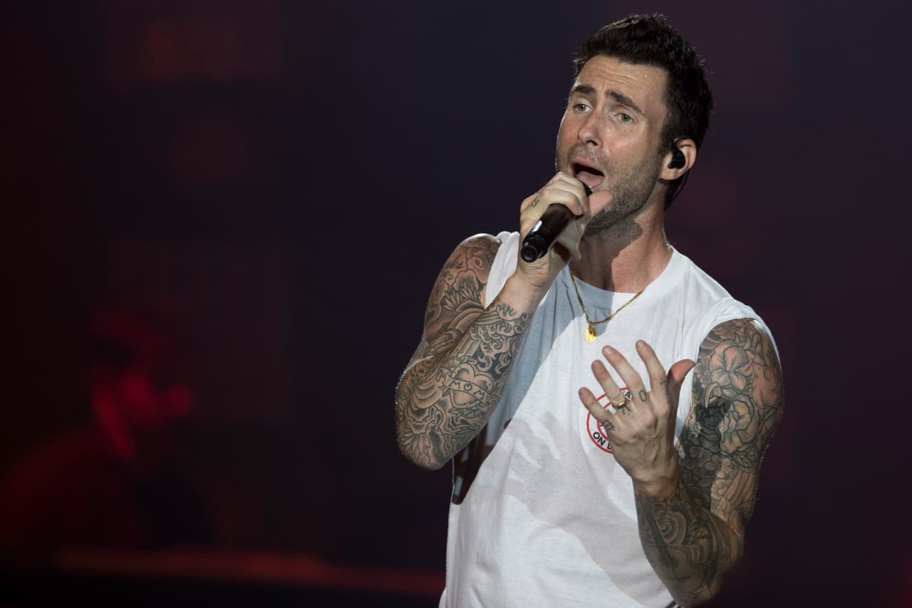 Adam Levine durante un concierto con Maroon 5 en Brasil, 2017