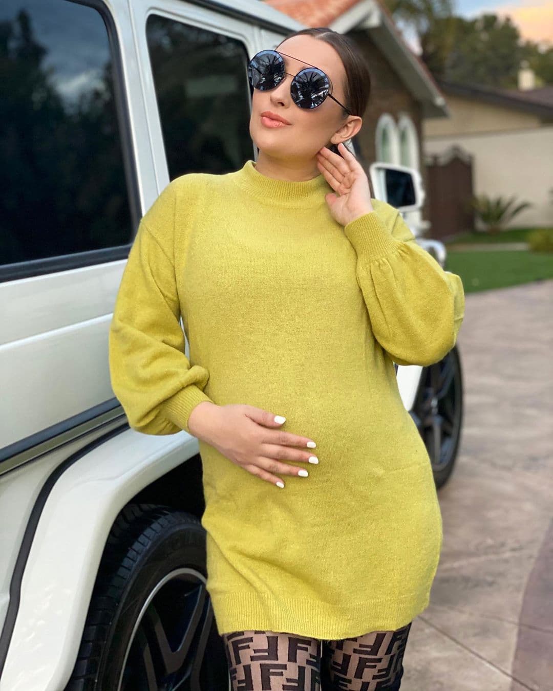Kenia Ontiveros, la esposa de Larry Hernández, está disfrutando su tercer embarazo y a través de Instagram ha compartido los diferentes looks con los que ha presumido su pancita.