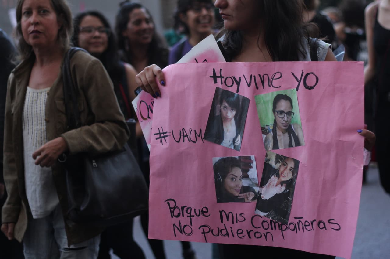 "Ellas son Martha Karina, Campira Camorlinga Alanís, Nancy Lara y Leslie Hérnandez. Son cuatro compañeras de la UACM que fueron víctimas de feminicidio", compartieron su cartel Mary y Alisson, protestando por aquellas amigas quienes ya no están.