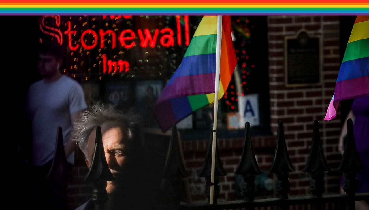 Los disturbios de Stonewall comenzaron el 28 de junio de 1969, cuando los asistentes al icónico bar gay decidieron resistirse a una redada policíaca, resultando en varios días de protestas.
