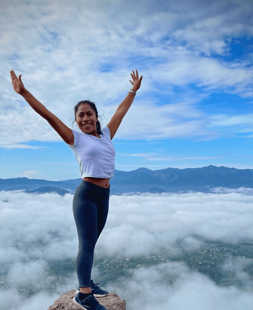 Yalitza Aparicio impacta al aparecer en lo alto de una montaña con look deportivo