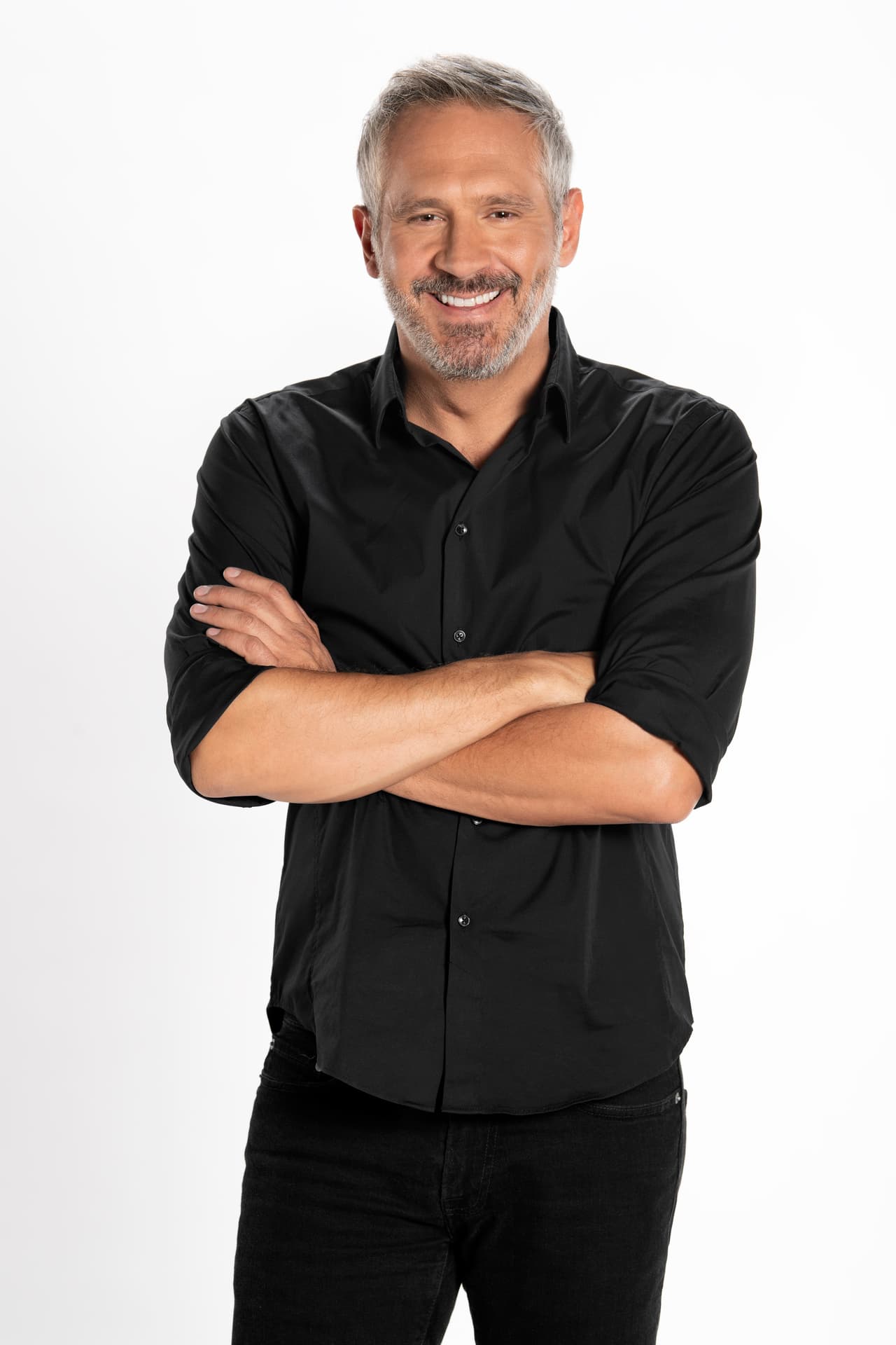 El galán de telenovelas, Arath de la Torre, conocido por sus diversos personajes, entre ellos el entrañable “Pancho López”, regresa a Unicable defendiendo a la “old school” junto a Verónica Toussaint.