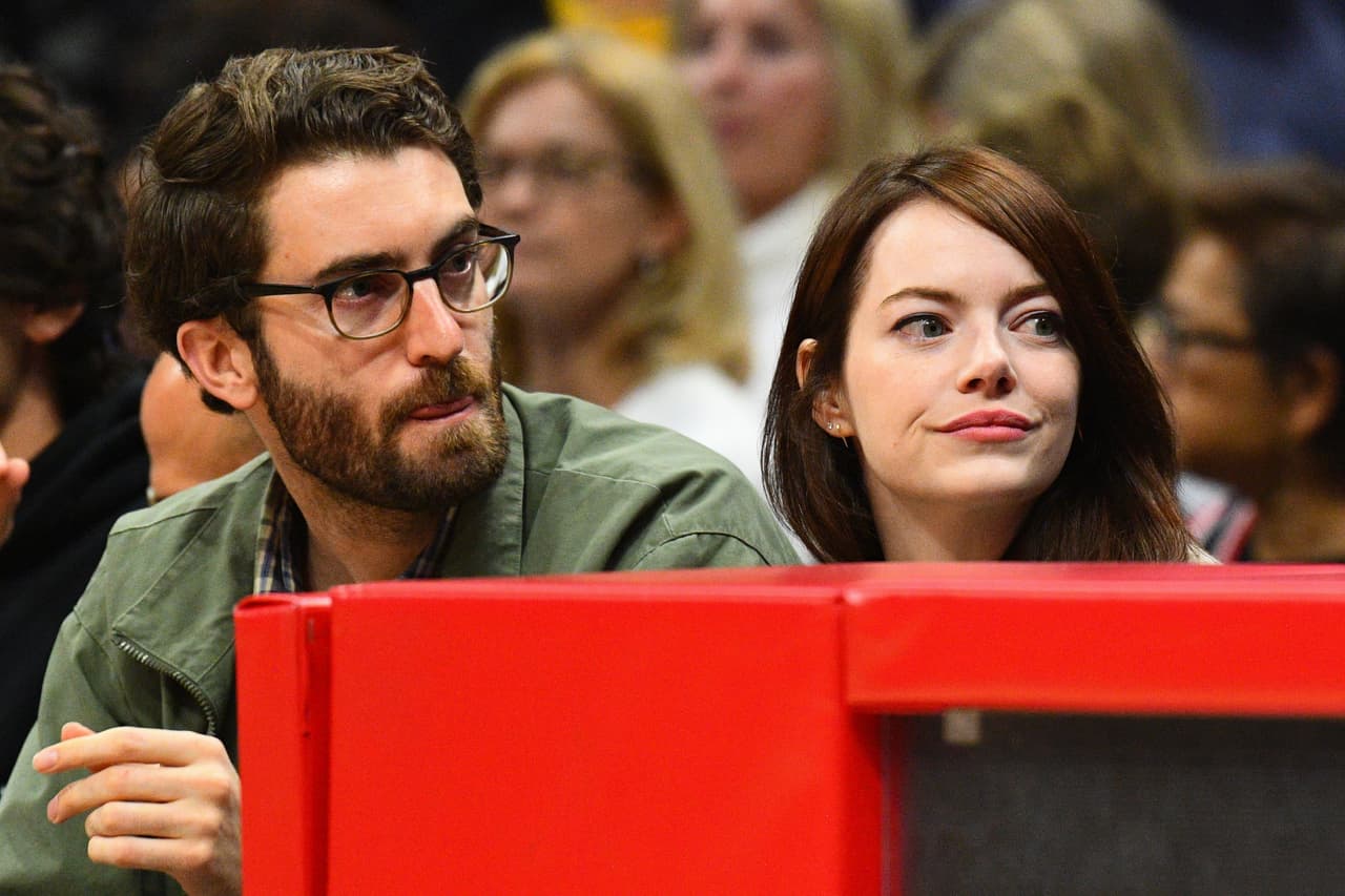 Mientras que, en diciembre del 2019, la actriz ganadora del Oscar, Emma Stone y el comediante Dave McCary anunciaron su compromiso luego de dos años de relación, sin embargo, debido a la crisis pandémica por coronavirus, su ceremonia de matrimonio deberá esperar.