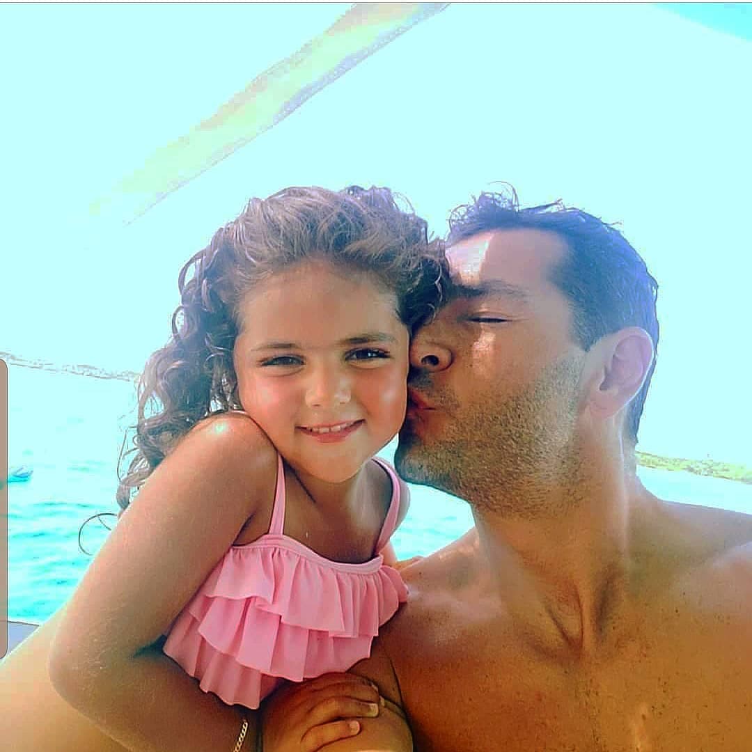 El año pasado, esta fue la felicitación de su papá para la pequeña princesa. “Hoy hace 5 años vino esta hermosa princesa a iluminar nuestras vidas @jackybrv. Te amo con todo mi corazón mi #Carolina hermosa. Y sigue brillando con tu sonrisa y esa chispa que siempre contagias. #carin #caroypapa #happybday #bday 🎂🎂🎂🎂”