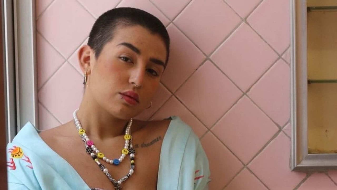 Romi Marcos se hace deslumbrante cambio de look: tiñe su cabello de rosa fosforescente