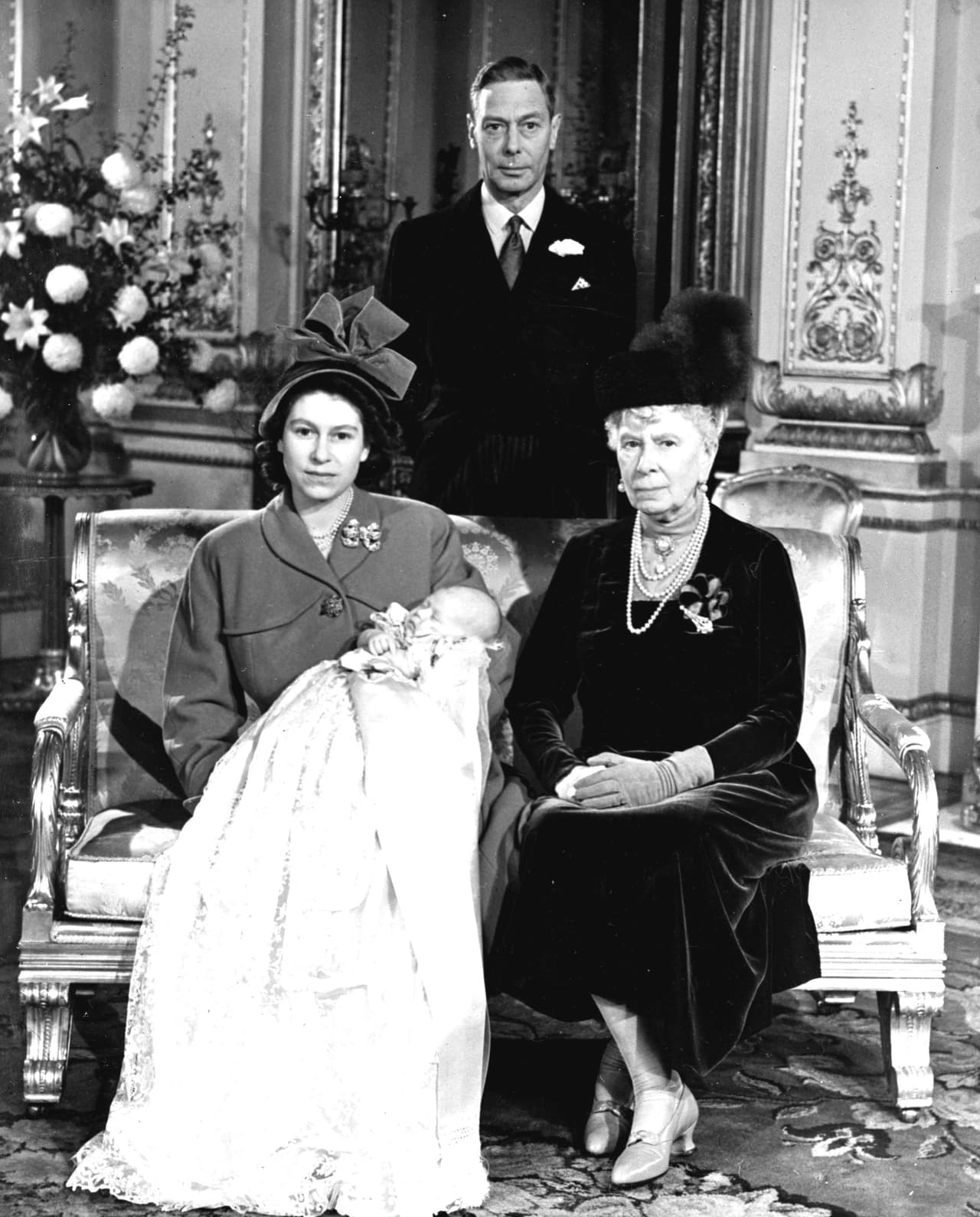 La princesa Isabel II presentó a su primer hijo el príncipe Charles un 15 de diciembre de 1948. En la imagen aparece ella cargando a su primogénito junto a la reina Mary, madre del rey George VI.
