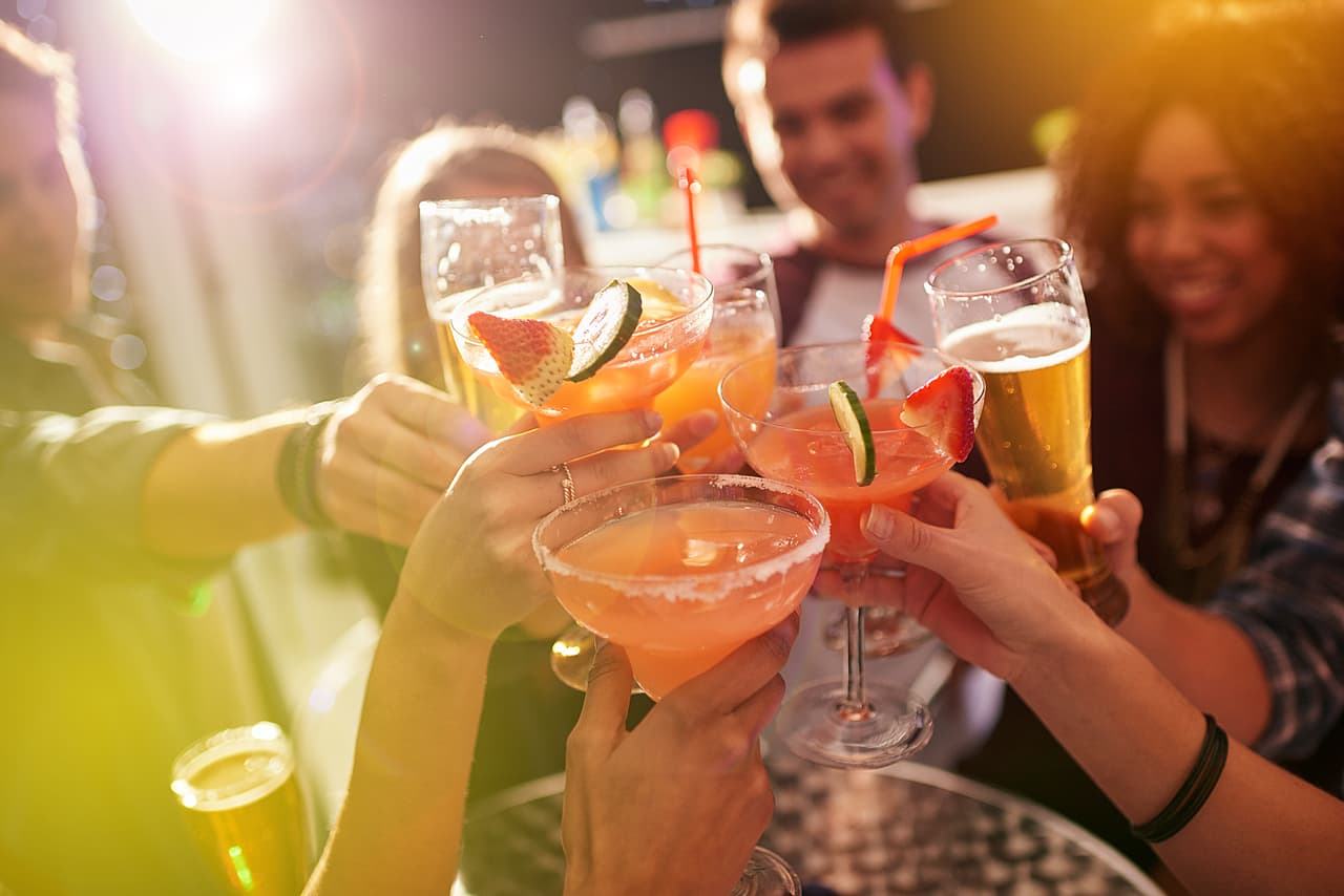 ¿Sabes cuánto alcohol puedes tomar sin correr riesgos?