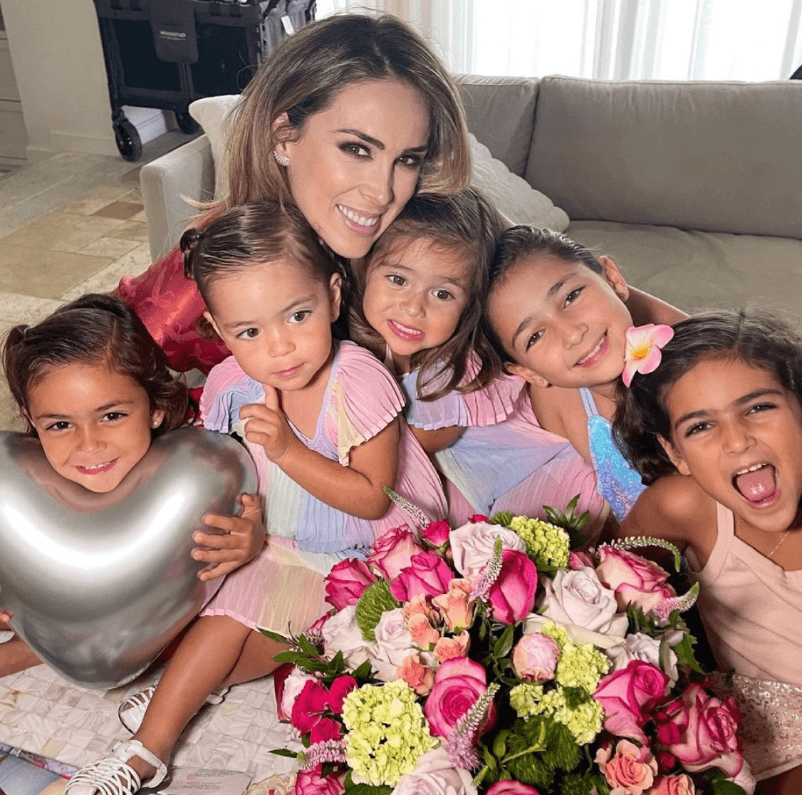 Jacky Bracamontes presume al nuevo integrante de su familia