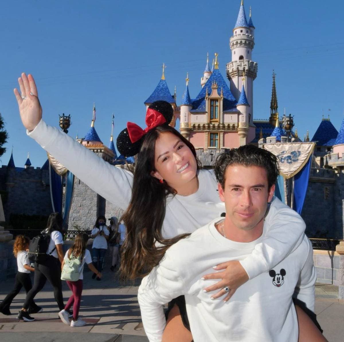 Mariana Echeverría festeja el cumpleaños de su esposo en Disney
