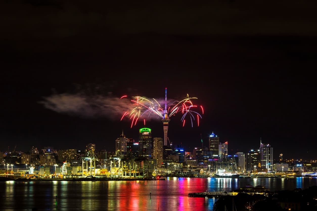 Si estás en posibilidad de viajar hasta Auckland, Nueva Zelanda el espectáculo comienza con los fuegos artificiales que se lanzan desde el Skytower, una invitación para conocer más de la ciudad