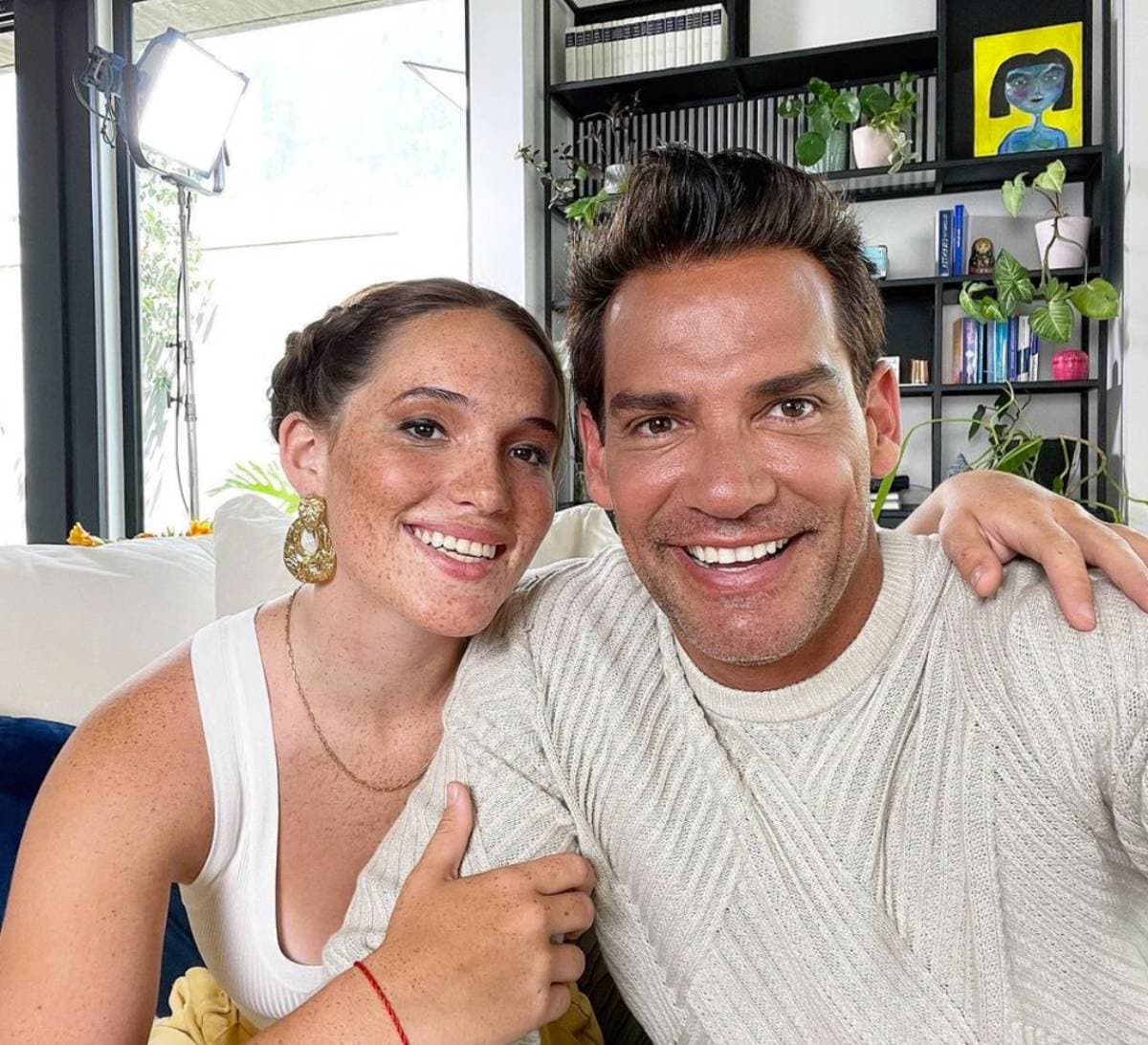 Hija de Cristian de la Fuente regresa a la escuela en silla de ruedas
