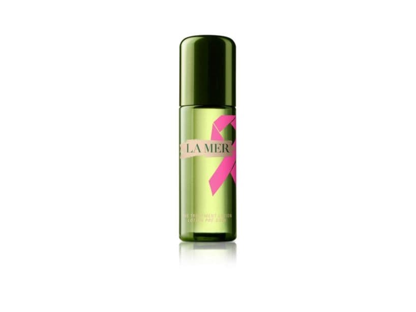 Uno de los productos clásicos de La Mer, la loción hidratante, se pinta de rosa para este mes, en el que se esperan recaudar 53 mil dólares que se destinarán a la causa de la marca.