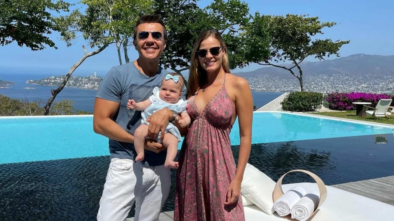 La hija de Adrián Uribe ya dice ‘mamá’ y con adorable video lo presumen en redes