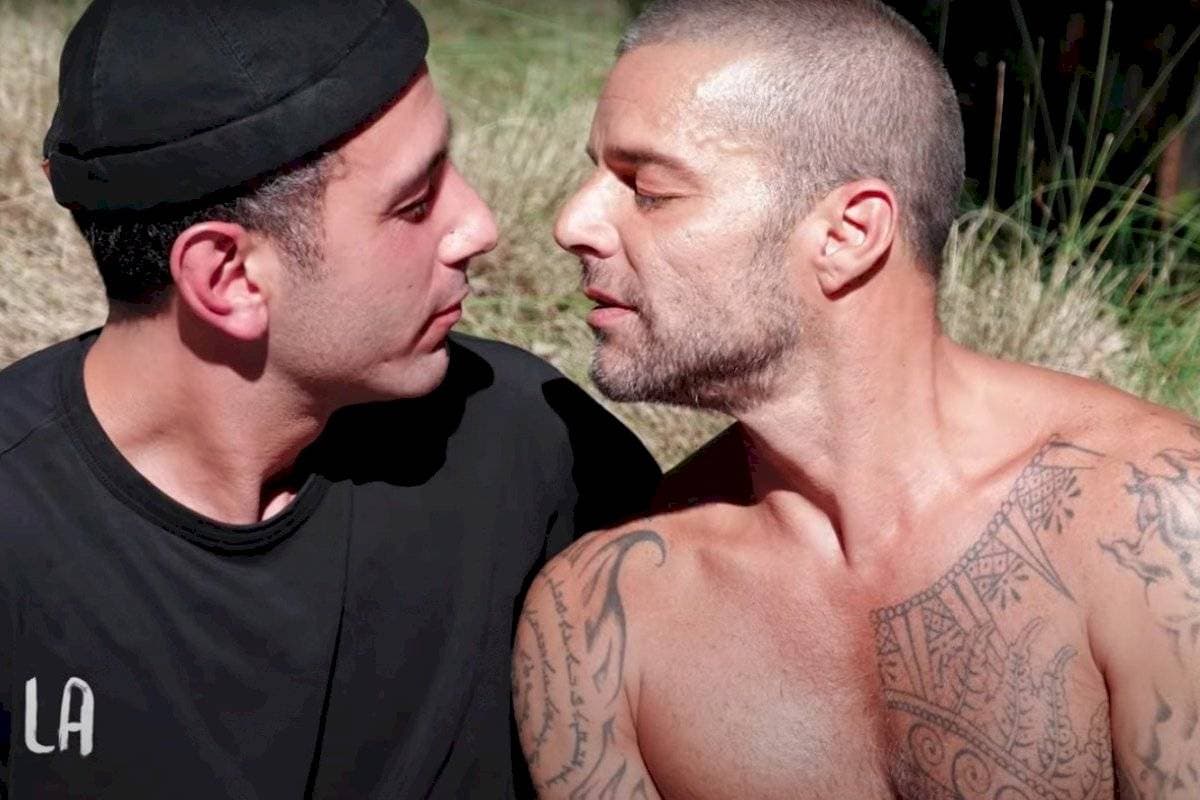 Hace unos días, Ricky Martín causó revuelo por aparecer en un video de Residente donde se da apasionado beso con su esposo en una celebración al amor en estos tiempos de crisis. Ricky ha sido un gran activista de la comunidad homosexual desde que salió del closet en 2010. En este día internacional contra el odio a las personas LGBT, el cantante se manifestó compartiendo una foto de su amiga, la cantante Kany García a modo de celebración.