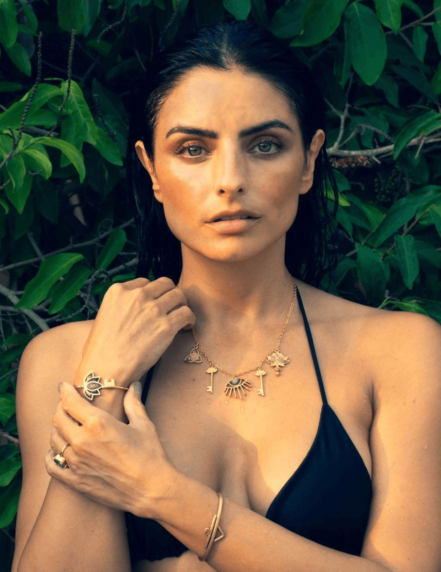 Aislinn Derbez en traje de baño