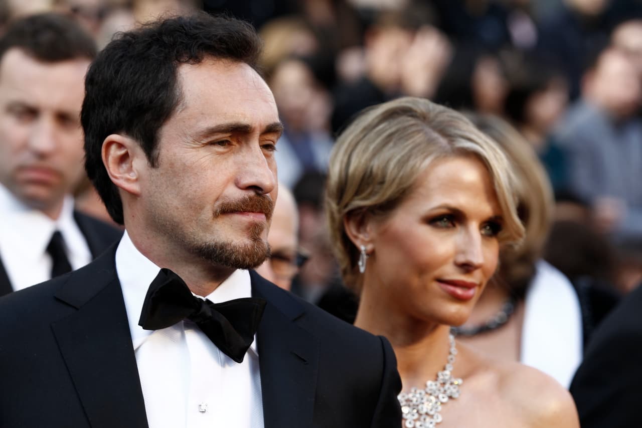 Ese mismo año, durante la ceremonia del Oscar, Stefanie robó miradas mientras caminaba por la alfombra roja del brazo de Bichir; él no le quitaba los ojos de encima.