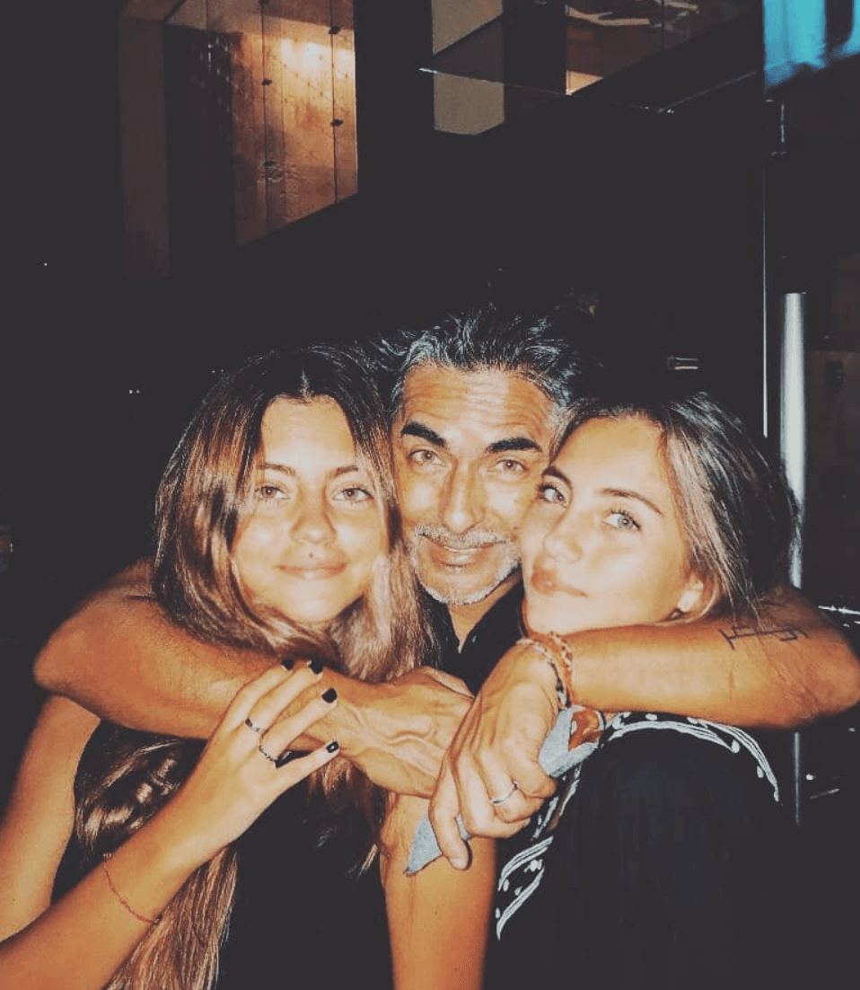 ‘El Negro’ Araiza es el conductor que tiene hijas ya mayores de edad, Camila y Roberta, a quienes procreó con su exesposa Fernanda Rodríguez, con quien estuvo casado de más de 24 años. 
<br>
<br> Cada que puede, el también actor presume lo bien que se lleva con sus dos hijas de 24 y 21 años de edad, quienes son su más grande orgullo. A través de las redes sociales se puede ver que se llevan de lo mejor, pues las jóvenes se la pasan haciendo a su famoso papá todo tipo de bromas y chistes.
