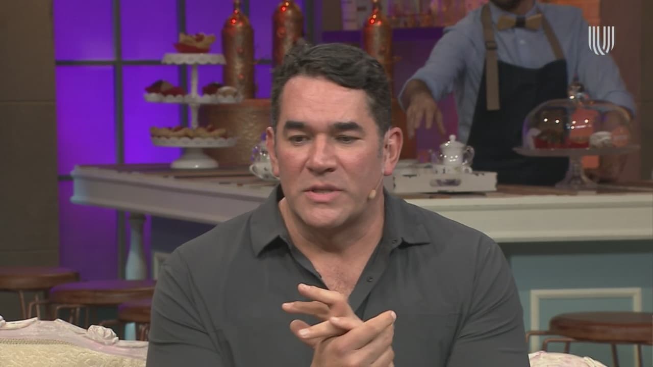 Eduardo Santamarina hace sufrir a Mayrín Villanueva por ser cariñoso