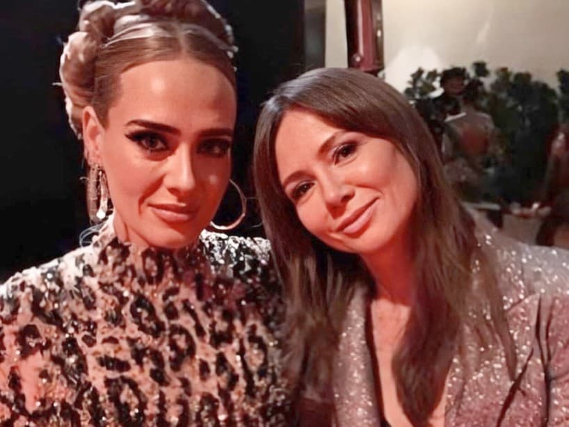 El cambio de Adele ha sido tan radical que incluso ni sus propios amigos la reconocen. La presentadora Kinga Rusin compartió una foto junto a la intérprete de “Hello” y escribió: Honestamente, ¡no la reconocí porque ahora es delgada como una coma! Hablamos riendo hasta que ella dijo su nombre”.