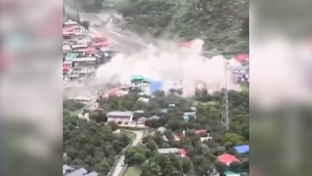 Imágenes impactantes: avalancha de lodo arrasa una aldea y deja muertos y más de 100 desaparecidos