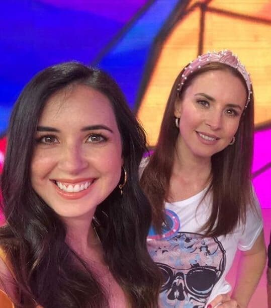 Parece que a las hermanas Torre les hicieron “copy paste”. Andrea y Fátima son igualitas. A pesar de que se llevan algunos años, muchos podrían jurar que es su gemela. El color de piel, las pecas de su rostro son rasgos que las hacen muy parecidas. Las dos tienen hijos de edades muy similares y en redes es donde comparten fotos de los momentos que disfrutan juntas.