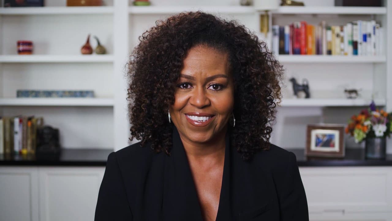 En su libro, "Becoming", Michelle Obama confesó que, antes de convertirse en madre de Sasha y Malia, perdió un bebé tras un aborto espontáneo. 
<br>
<br>"Me sentí que había fallado porque no sabía lo común que eran los abortos espontáneos, porque nos hablábamos sobre eso. Nos encerramos en nuestro propio dolor, pensando que de alguna manera algo anda mal con nosotras. Es muy importante hablarle a las madres jóvenes sobre el hecho de que este tipo de cosas pasan", escribió.