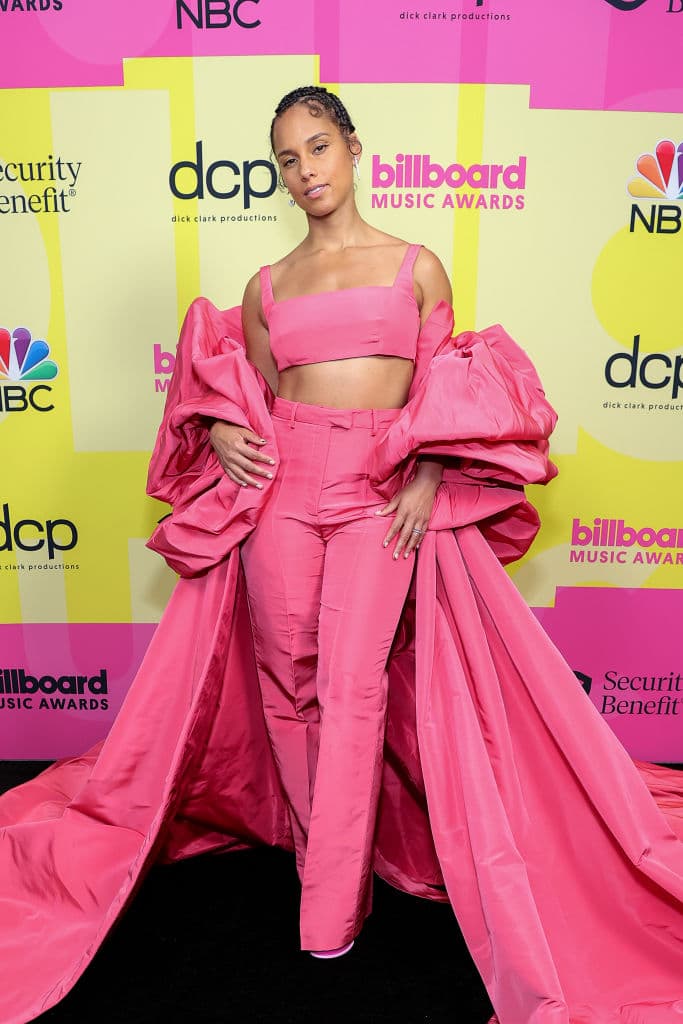 Quien también lució volumen y una larga cola en tonos rosados, fue Alicia Keys. La cantante y compositora lució un 
<i>look</i> de pantalón, top y de Valentino.