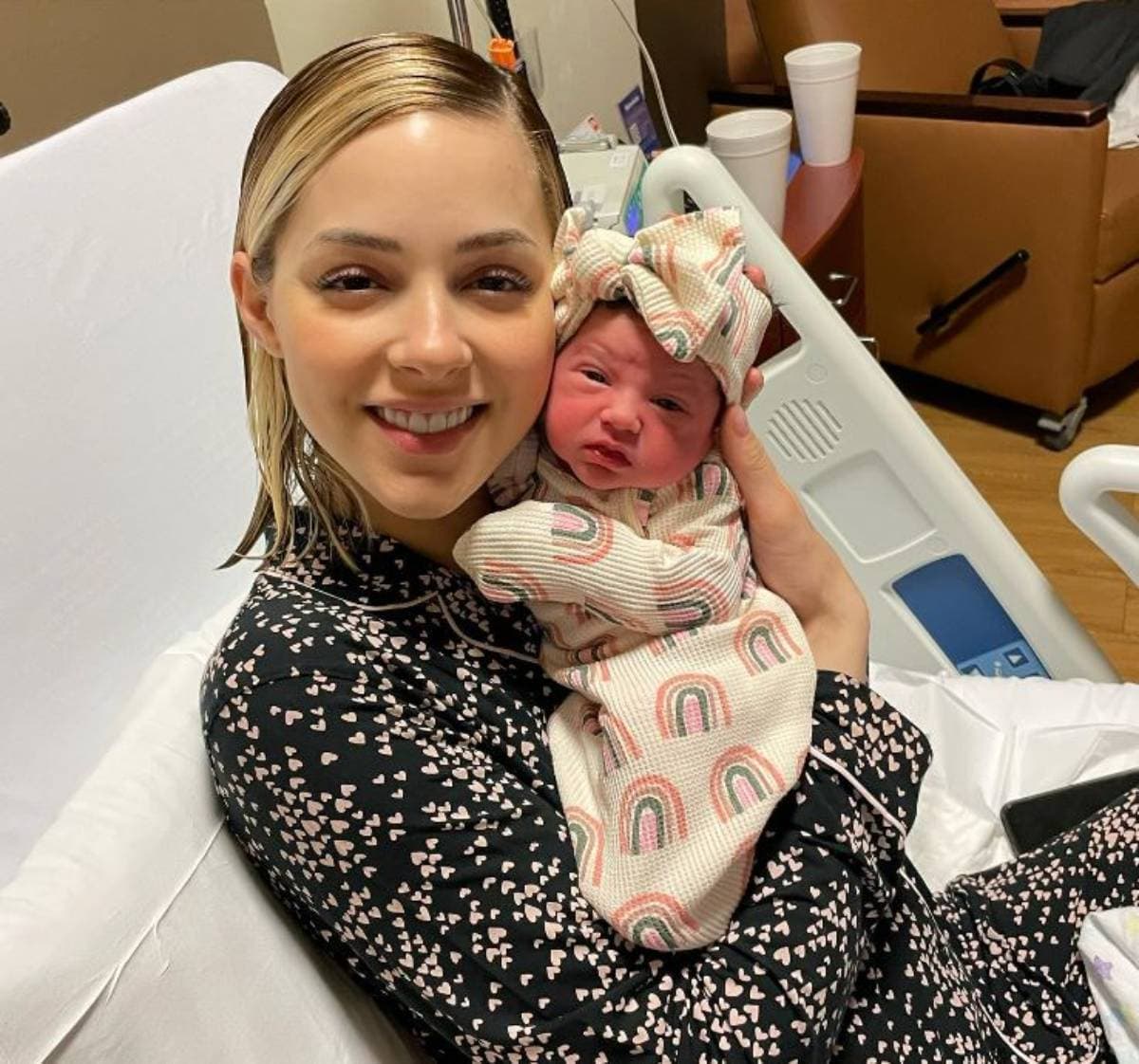 Mariana Rodríguez posa junto a su hija Mariel en tierna sesión de fotos