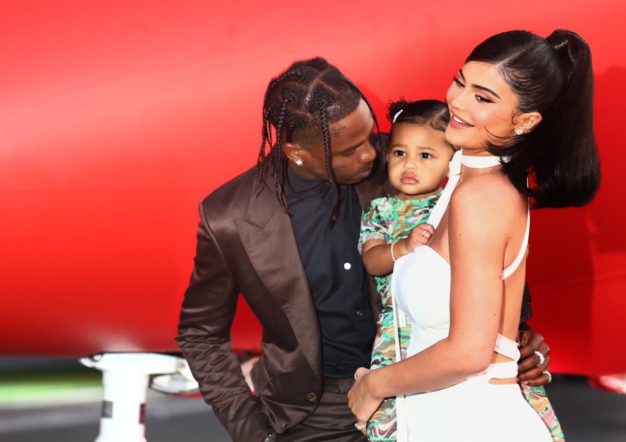 Kylie Jenner presume el extraño regalo de Travis Scott a Stormi: un autobús escolar