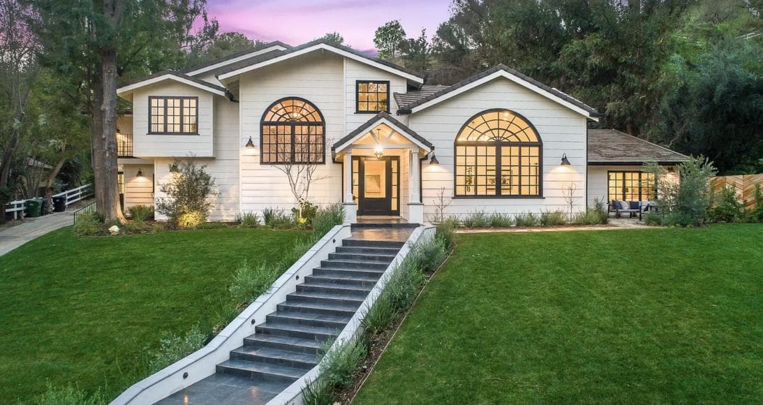 Miley Cyrus parece que encontró la casa de sus sueños, o quizá la de todos nosotros, pues las imágenes que fueron publicadas, muestran por qué es que cuesta 5 millones de dólares esa residencia.