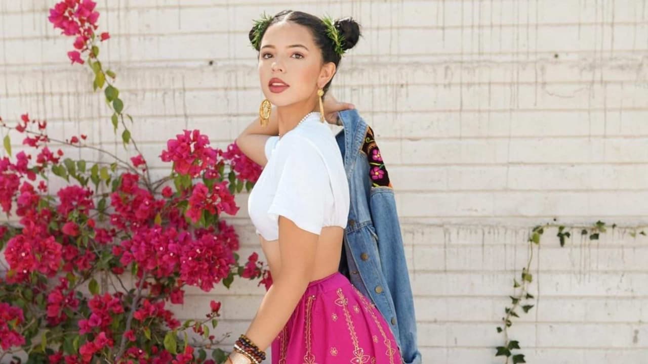 Con cabellera larga y oscura, Ángela Aguilar enciende las redes al estrenar look en su nuevo videoclip