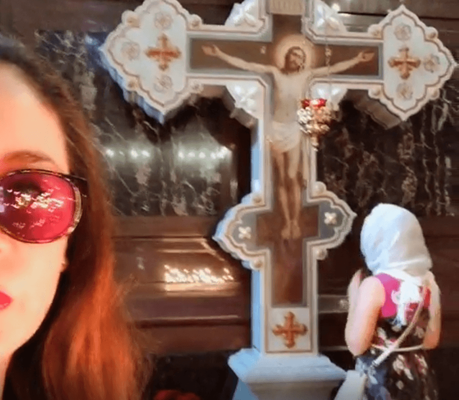 Yolanda Andrade conmemoró la semana santa de manera más fiel a la religión católica y visitó la iglesia junto a su familia.