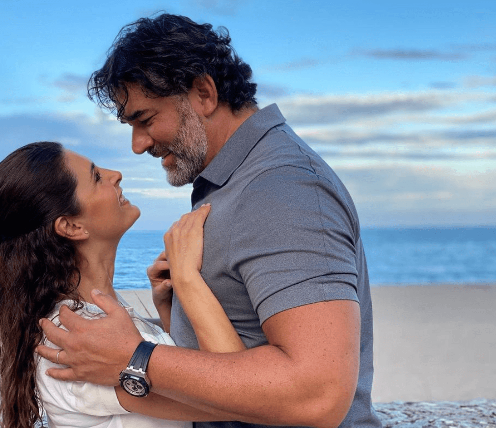 La telenovela 'Yo amo a Juan Querendón' que Mayrín Villanueva y Eduardo Santamarina protagonizaron en el 2007 los unió. Los actores quedaron completamente enamorados y rápidamente iniciaron una relación.
<br>
<br>A más de 10 años de haberse casado, el exconductor de 'Miembros al aire' acepta que es muy mandilón pero le encanta serlo.
<br>
<br>Tienen una hija en común, Julia.
<br>