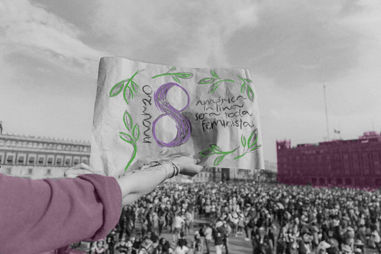 Hoy, a un año de la marcha del 8 de marzo del 2020, revivimos aquella movilización, con testimonios de la colectiva feminista, 
<b><a href="https://www.instagram.com/sororosacolectiva/">@sororosacolectiva</a></b>, más silencios que se rompieron tras la marcha que se orquestó con 
<b>más de 30 mil mexicanas</b> en protesta y puso en evidencia razones suficientes de hartazgo para exigir verdadera justicia en un país en el que 
<b>10 mujeres son asesinadas al día.</b>