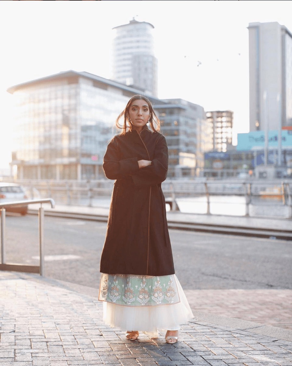 A sus 27 años, el talento de Rupi Kaur la ha hecho destacar en diferentes campos. La chica, que nació en la India pero tiene nacionalidad canadiense, es una reconocida poeta, ilustradora y actriz. A su corta edad, Kaur ha publicado dos libros que mezclan la prosa poética con sus ilustraciones. Rupi no teme abordar temas como el feminismo, la migración y la cultura del abuso sexual; además, ha aprovechado su posición para hablar de temas que todavía se consideran un tabú en su país de origen, en específico, la menstruación. Aunque su poesía no ha sido recibida de buena manera por algunos críticos, los textos de Kaur han logrado fomentar el hábito de la lectura en miles de jóvenes alrededor del mundo, de hecho, en 2017 la BBC la reconoció como una de las 100 mujeres más influyentes del mundo.