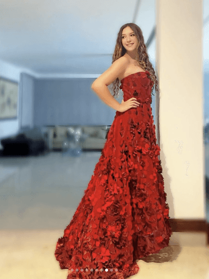 Con espectacular vestido color rojo, el cual simulaba una romántica caída de pétalos de rosa, a lo largo y ancho del modelo, la joven cantante presumió su look a sus fans, quienes se desvivieron en halagos y piropos a Mía.