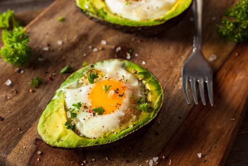 7. aguacate horneado con huevo. Este es un poco más elaborado, pero se puede lograr hacer en 10 minutos. Se pre calienta el horno primero. Después se corta un aguacate a la mitad y se saca una parte con cuchara. Se truena un huevo en cada mitad del aguacate y se le pone sal y pimienta. Se mete todo al horno por 10 minutos y listo.