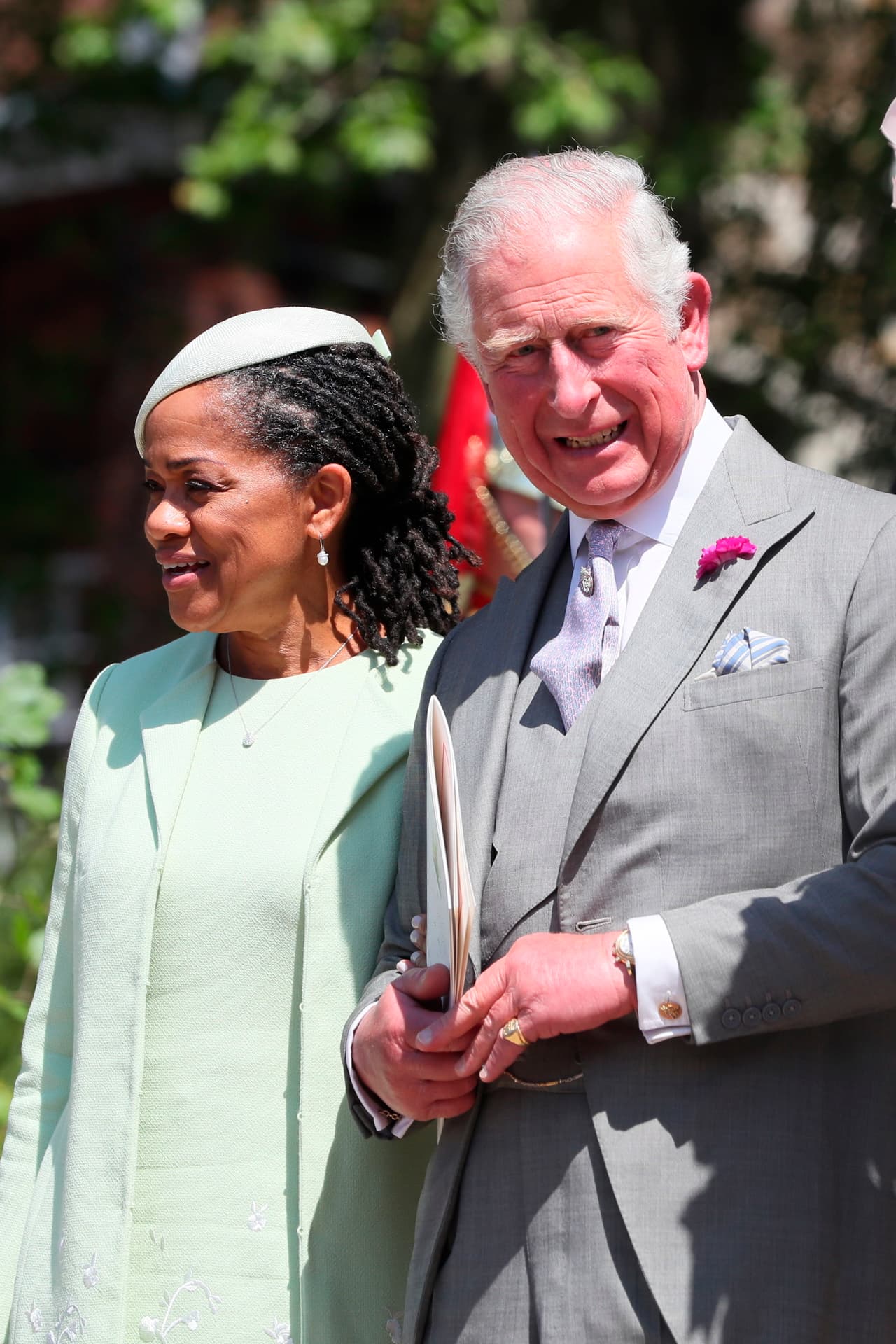Antes de su boda con Harry, el papá de Meghan, Thomas Markle, la metió en problemas al divulgar información personal de su vida y su compromiso. El escándalo fue tal, que Thomas terminó cancelando su asistencia a la ceremonia y el Príncipe Carlos la tuvo que acompañar al altar.