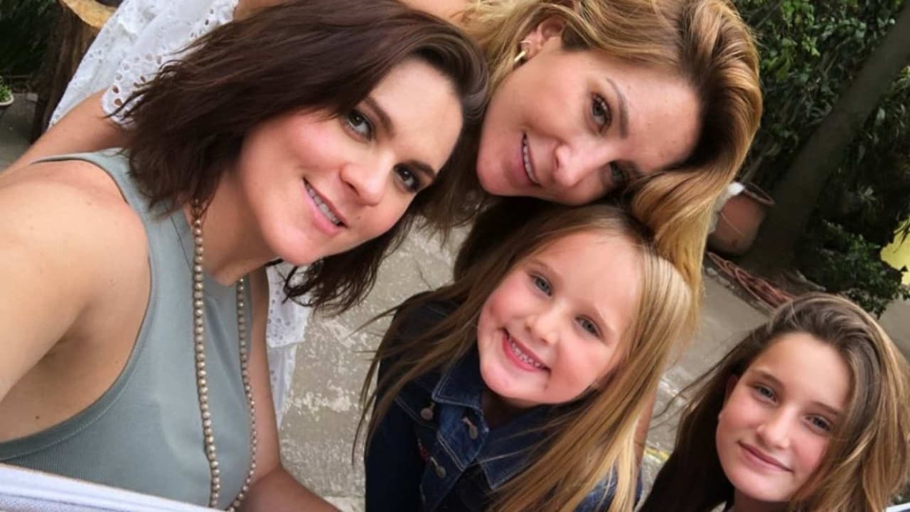 Las hijas de Geraldine Bazán consienten a Zoraida Gómez decorando su pancita de embarazo