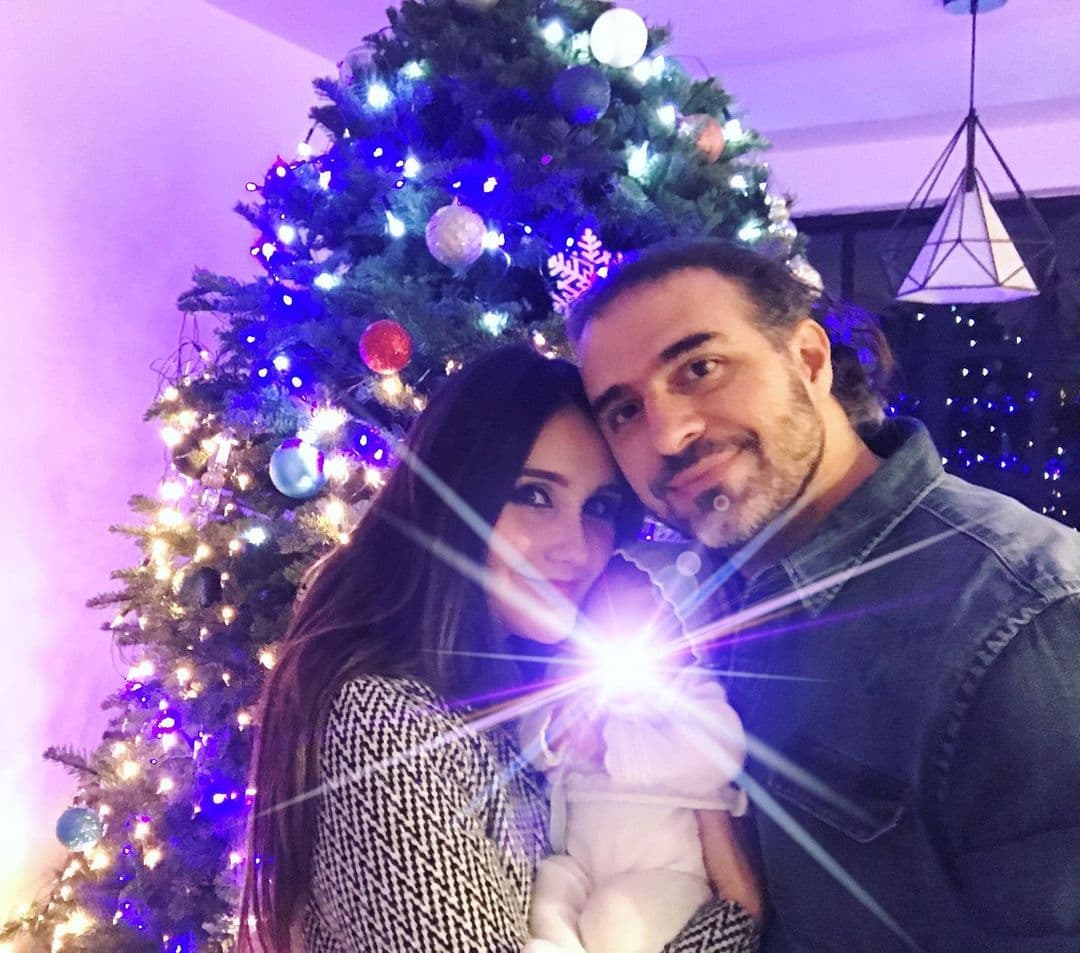 Dulce María fue una de las famosas que sorprendió gratamente a sus fans con el anuncio de que iba a ser madre al lado de su esposo Paco Álvarez. Hubo muchas especulaciones sobre su regreso con RBD y con el nombre de la pequeña, a quienes sus fans pedían que llamara Roberta en honor a su papel en RBD; la cantante rechazó toda posibilidad de que eso pasara y la pequeña lleva por nombre María Paula. La pareja aprovechó esta Navidad para presumir lo felices que están como pareja y padres, así que compartieron una foto de María Paula deslumbrando con un destello a todos detrás de la pantalla. Como era de esperarse, la publicación de Instagram no ha dejado de acumular likes desde sus primeros momentos.