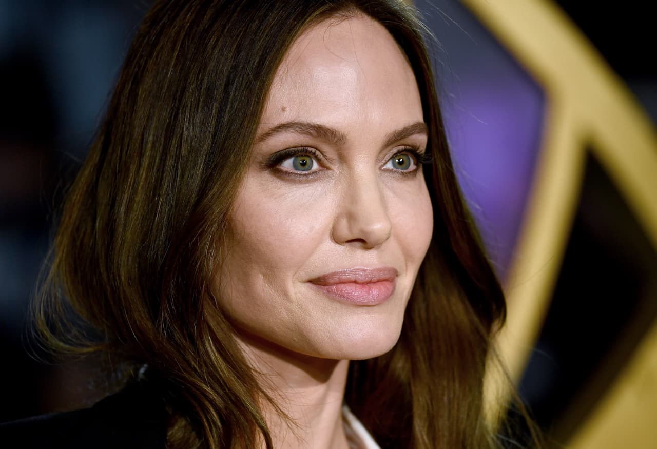 Angelina Jolie aparece con canas en las puntas ¡y luce hermosa!