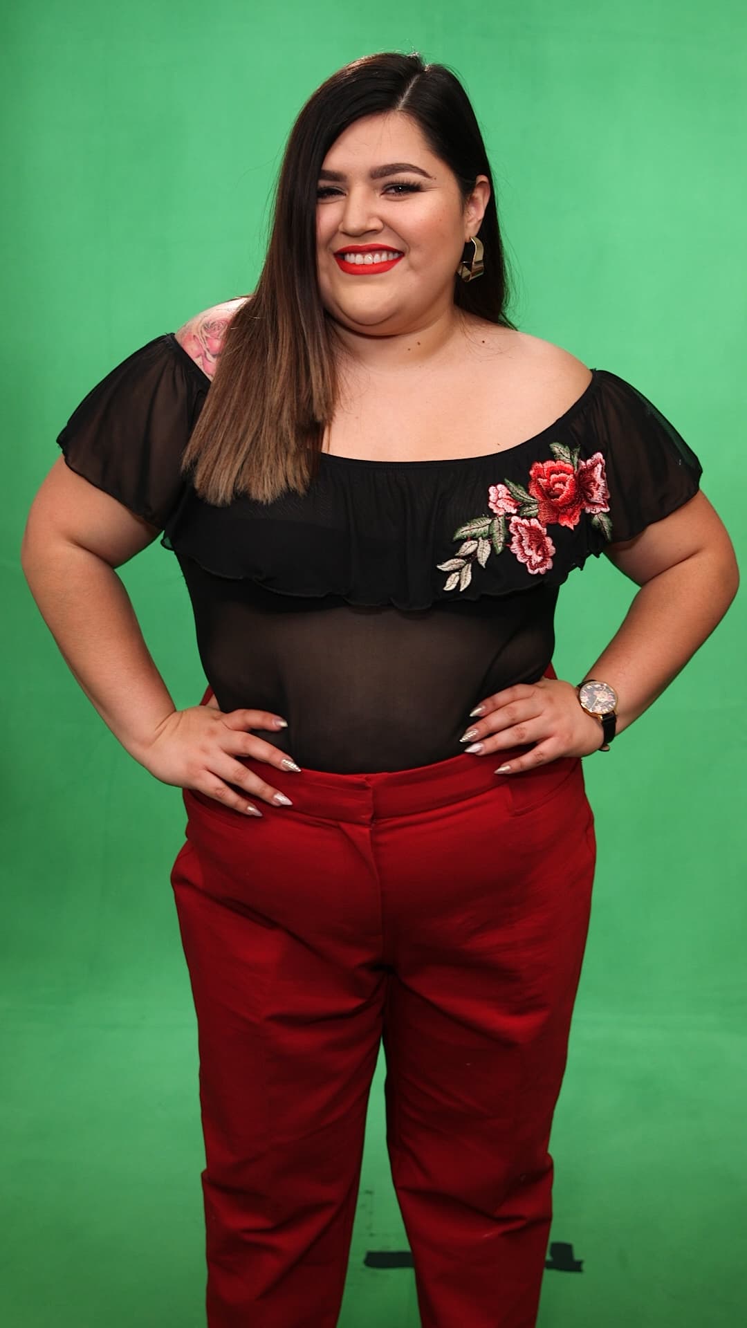 Una blusa con transparencias te hará lucir como una fashionista top.
