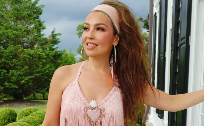 Thalia conserva su atuendo de Maria la del Barrio