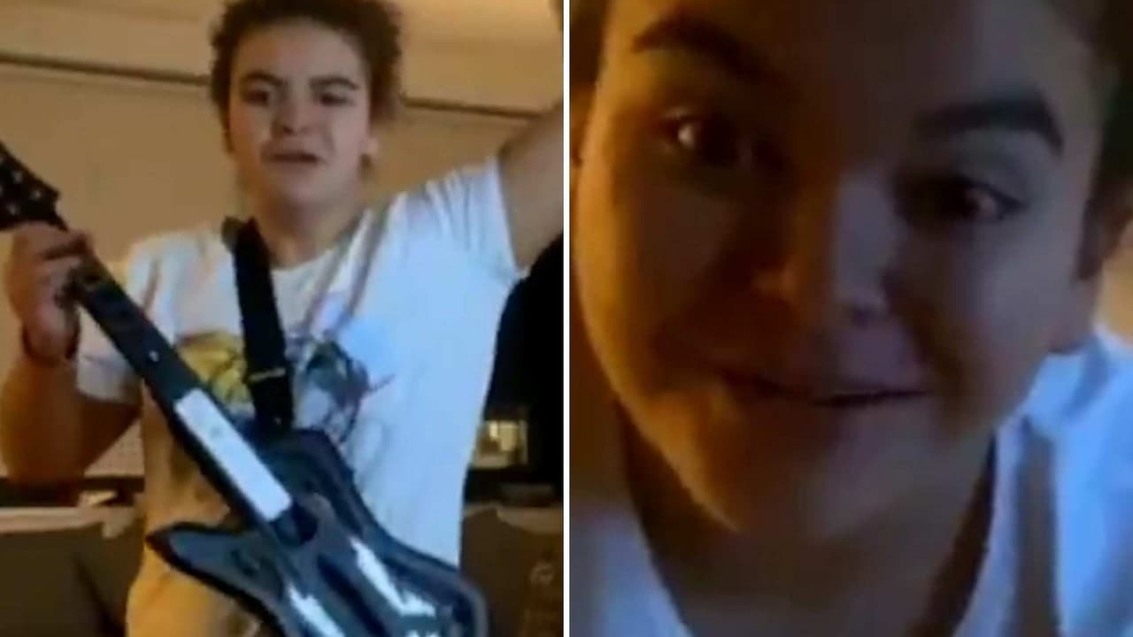 A Lucerito Mijares también le gusta el rock y lo demuestra jugando ‘Guitar Hero’