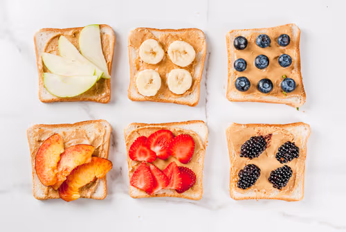 1. Pan tostado con crema de cacahuate. Le puedes agregar la fruta de tu elección. Es un gran desayuno si tienes antojo de algo dulce.