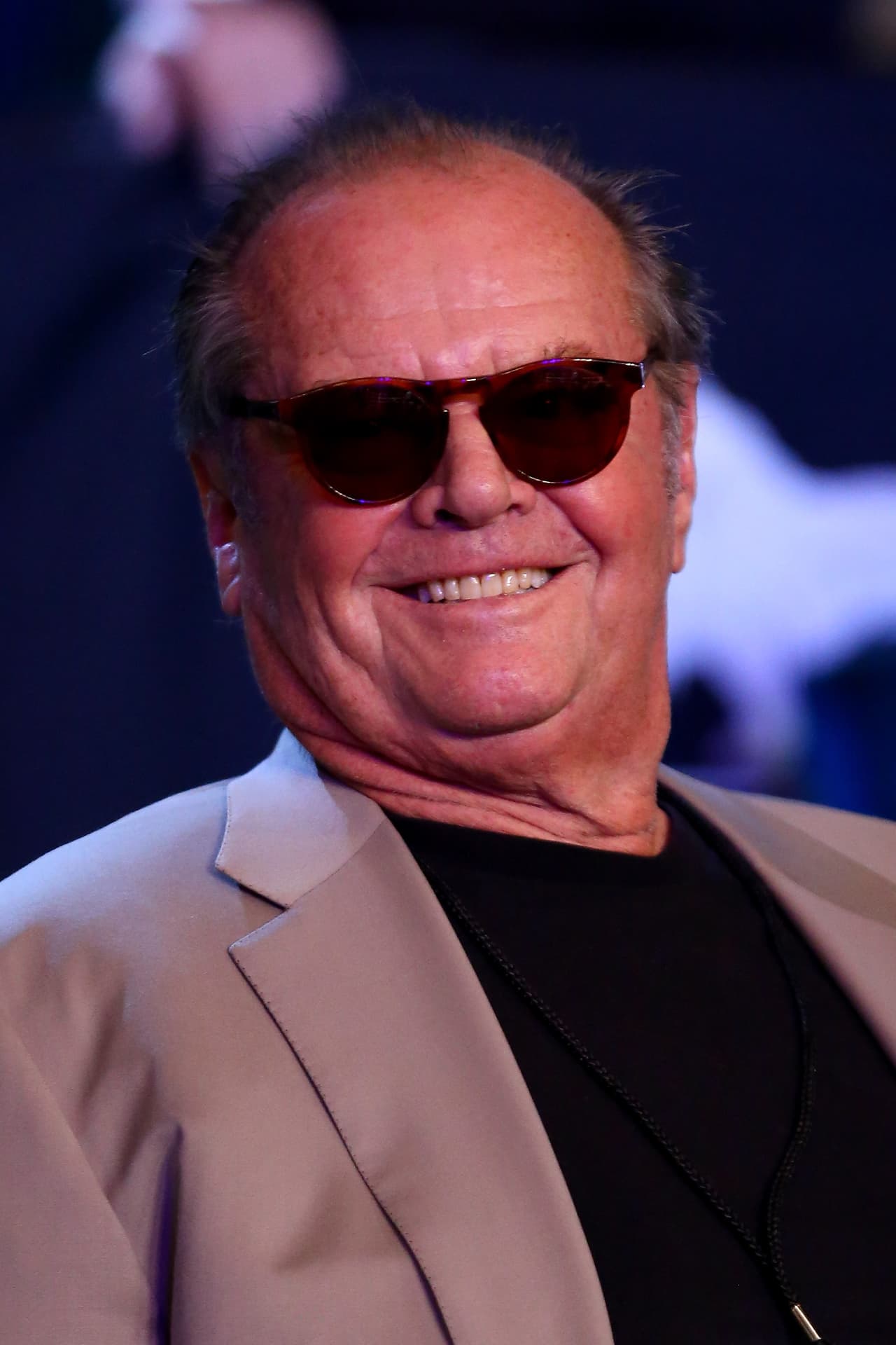 El actor estadounidense
<b> Jack Nicholson </b>fue criado por sus abuelos y él no lo supo hasta muchos años después. Ya él siendo una conocida figura pública se enteró que sus padres eran sus abuelos maternos y que su hermana era su verdadera madre.