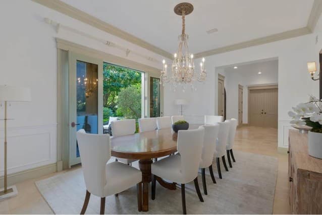 Por otra parte, el comedor también tiene un candelabro que cuelga de la parte de en medio. Y a un lado se puede ver una enorme puerta de cristal que da hacia el jardín. 
<br>